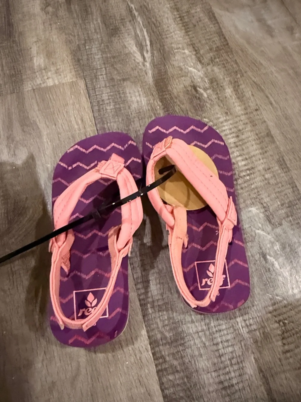 Reef Kids Coral Pink Strappy Flip Flops with Purple Footbed size 5/6
